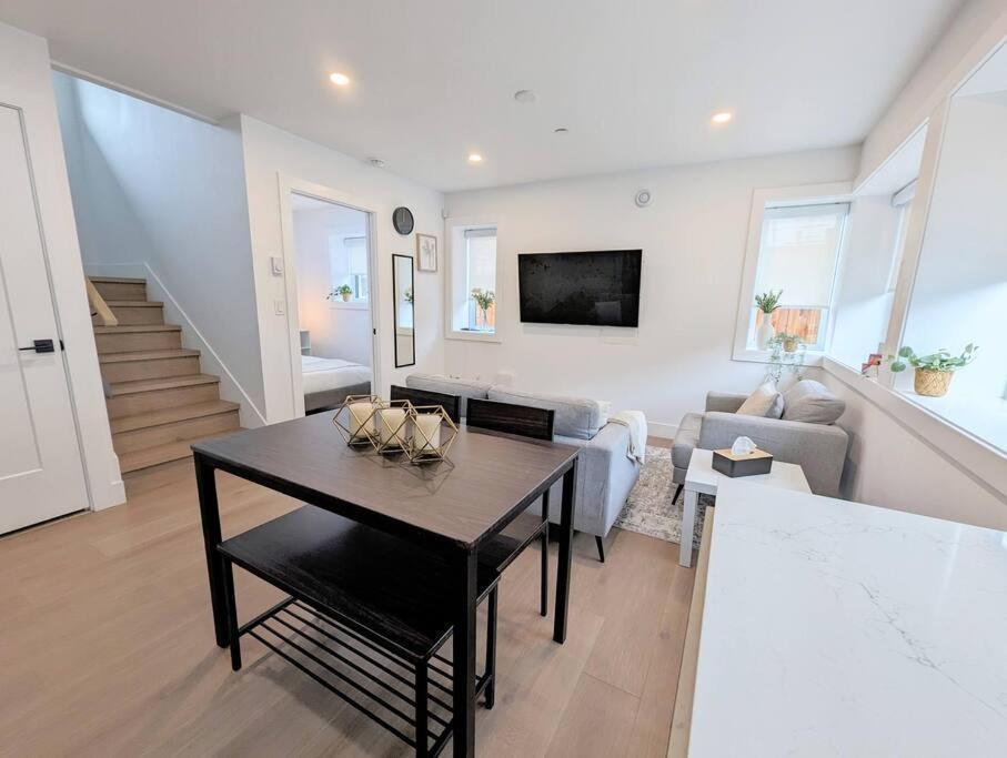 Centrally Located, Modern, 2 Bedroom Home Vancouver Dış mekan fotoğraf