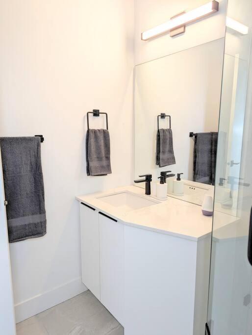 Centrally Located, Modern, 2 Bedroom Home Vancouver Dış mekan fotoğraf