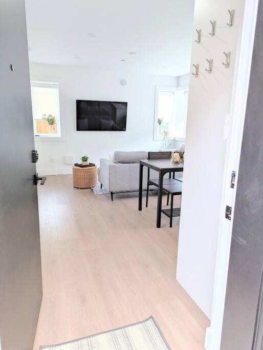 Centrally Located, Modern, 2 Bedroom Home Vancouver Dış mekan fotoğraf